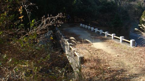 降り（宇治岳道）の途中に朝熊山スカイライン（有料道路）を横切る橋がある。その割には低い手すりしかなくちょっと危ない気がする。