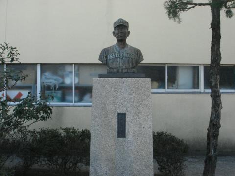 以前に紹介した沢村栄治氏の胸像。