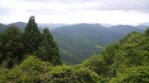 峠を越えたら曇っていた。左上に熊野灘（五ヶ所湾）を望む景色。