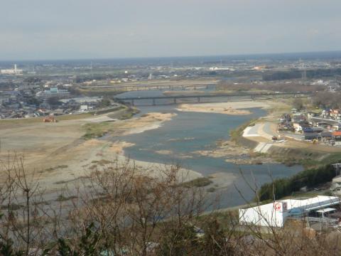 宮川とその先には伊勢湾が見える。朝だったら、黄砂で真ん中にある橋も見えなかっただろう。