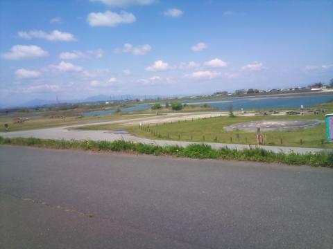 河川敷の公園、「ラブリバー公園」に降りたところ。