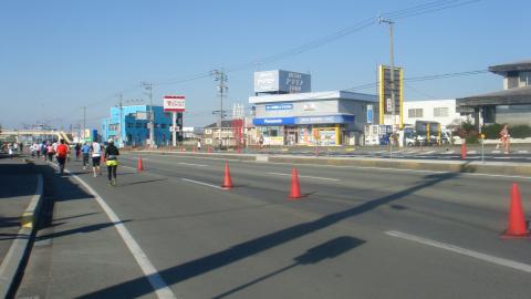 市内の3車線区間。普段は車がビュンビュン走っているので、バイクではこの辺は走りたくない。
このあたりでMOYKC319さんとすれ違う。手を振っていてくれたので、気が付いた。