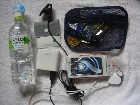 No14:ポーチの中身。このほかにハンドタオルなど。
ペットボトルの飲み口は100均で買ったもの。水色の蓋の中にシリコンのチューブが付いており、蓋を閉めると折れ曲がってこぼれない。100円でCAMELBAKと同じ機能を実現（^_^）
　小さいバッグ（これも100均）の中にはアミノバイタル、パワージェルと塩飴が入っている。パワージェルは10kmごとに1個、アミノバイタルもそのくらいのペースで摂取しようと思っている。