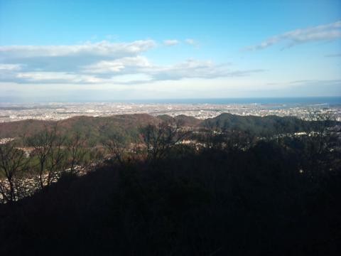 頂上の手前に見晴らしがいいところがあった。
左側の紅葉が混じっている山が三郷山、右のグリーンの山が外宮。
その間にある3つの小さい頂上が先日の蓮随山・白石山。