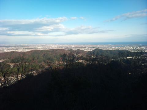 頂上の手前に見晴らしがいいところがあった。
左側の紅葉が混じっている山が三郷山、右のグリーンの山が外宮。
その間にある3つの小さい頂上が先日の蓮随山・白石山。