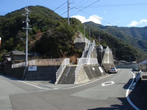 登山口：踊り場の部分で海抜5.7m。