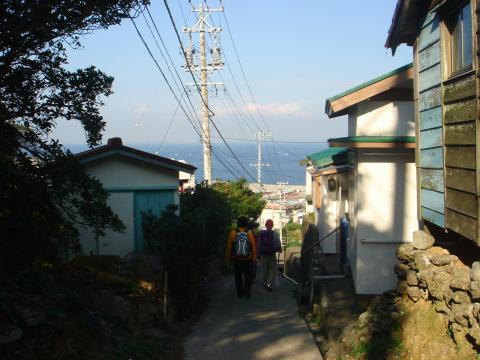 旅館にもどる坂道。家並みの間から海が見える景色がいい。