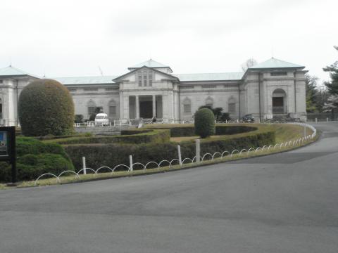 神宮徴古館：ベルサイユ宮殿を模した庭園を持つルネッサンス式西洋建築物。戦争で外壁を残し消失したらしいが、1953年（私の生まれた年だ）に再建されたとのこと。