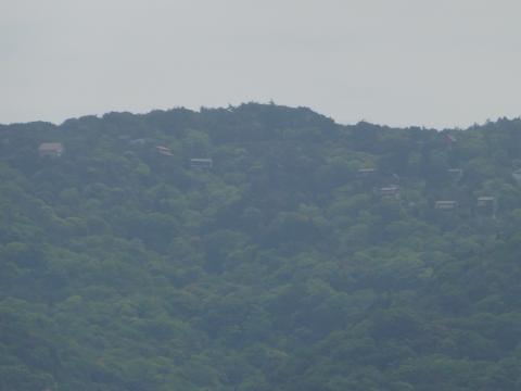 山頂付近にある建物が鷲嶺の別荘。