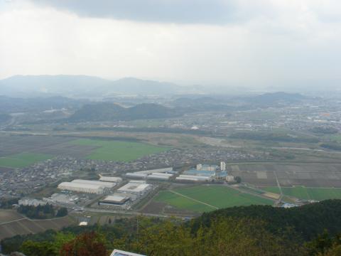 頂上近くの展望台より琵琶湖方面を望む