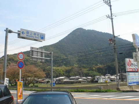 御神神社（みかみじんじゃ）から三上山（みかみやま）を望む