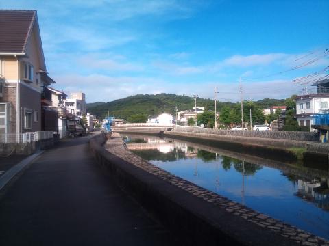 予報ははずれ、いい天気！（^_^）
猛暑でなくてよかったが、
これで暑くなったら文句を言っていただろう。
この川の源流に「養命の滝」がある。