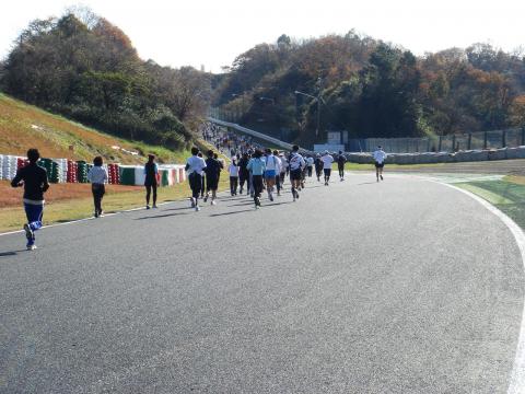 スプーン出口。ここで一度下ってからストレート部分を登って行く。