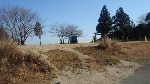 朝熊ヶ岳頂上。八大龍王の鳥居が見える。
車が見えるように朝熊山スカイラインからここまで舗装道路が続いている。