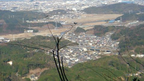 14町付近で見晴らしのいいところがあった。近鉄朝熊駅（高架になっているところ）が見える。