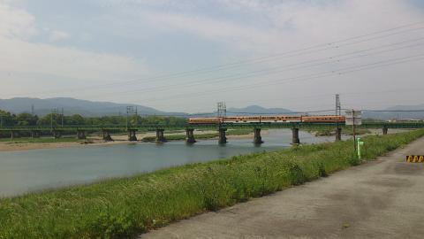 近鉄線路辺り。
電車の左側にある山並みが前山～鷲嶺。