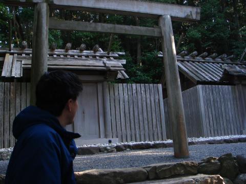 二つ並んだ神社社屋。それぞれ別の神社だそうだ。普通は片方は遷宮用として空き地になっているのだが？・・・。