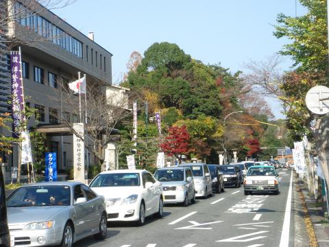 内宮前、土日の渋滞。この地点から400ｍほど手前の駐車場まで約20分待ち(^_^;)。　車の来る方向の少し先に第1関門（2.7km）がある。