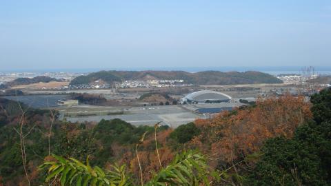 展望台からの景色。正面に見える山の向こう側には二見町（夫婦岩で有名）がある。