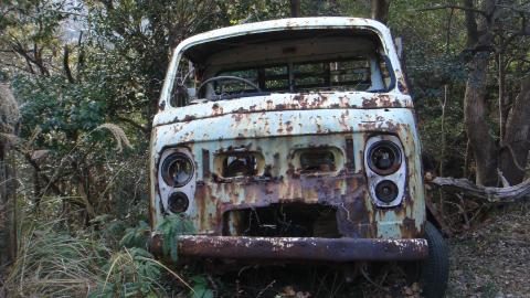 宇治岳道中腹付近にあった廃車。
昔は宇治岳道も登山バスが走っており、ケーブルカーとともに信仰登山者でにぎわった頃があったらしい。