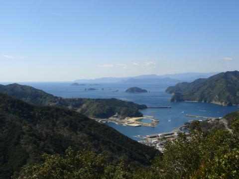 標高200mの展望台。登山口の錦湾を望む。