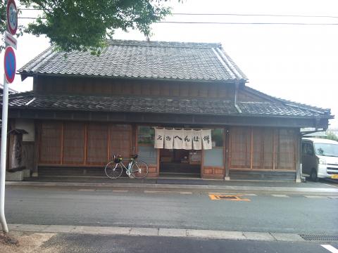 木造で風情があるへんばやさんの店舗。