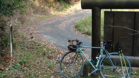 看板の裏に自転車を止めて、トレッキング出発。
もちろん鍵はかけた。(^_^;)