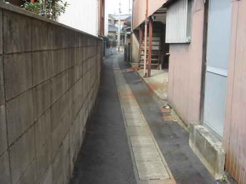 帰りの2mもない路地。その先には・・・・