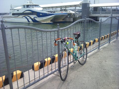 松阪港。セントレアに向かう高速船が停泊中。