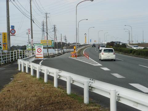 側道のような部分を通り、本線をアンダーパスして、折り返し。