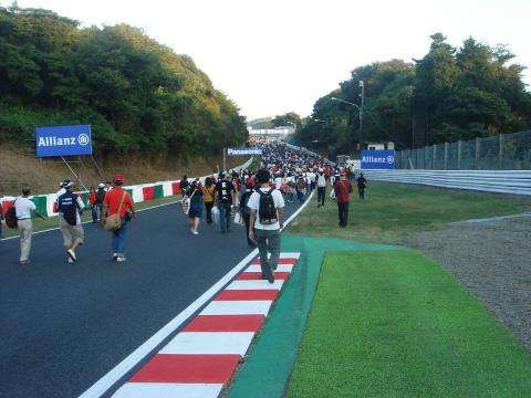 まるで、東京マラソンか！とういうくらいの人でした。昨日、ブエミがクラッシュを開始した(^_^)ところ。何も落ちてませんでした。(^_^;)これが原因で今日のグリッドがなかなか決まりませんでした。