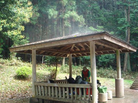 麓の雨宿りをしていた小屋。雨が止んで日が差して来たら、屋根から湯気が立ち上ってきた。