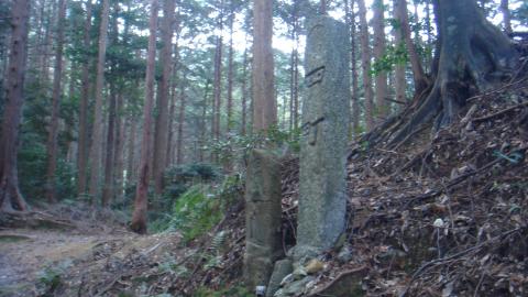 朝熊岳道には道標（町石）があり、朝熊峠まで22町ある。１町は109m