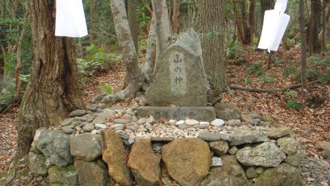 山道を登ると間もなく「山の神」の石碑。
柏原くんか！？