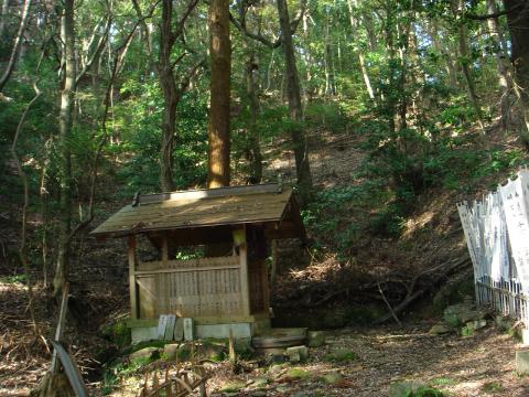 山道も終わりに近づいた。登山口近くのお水井戸の小屋。　脇に井戸の蓋が見える。