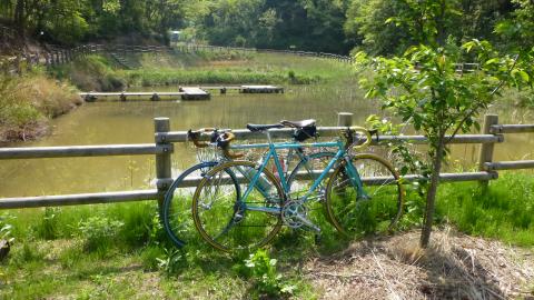 絆の森にバイクを駐車。