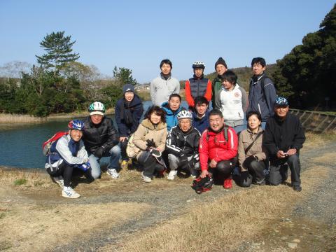 本日の参加者。最高年齢は右端の黒いシャツの有田先生（神社の説明役）。最年少はちょっとよそ見している小学生。(^_^)