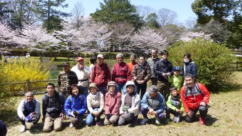 五十鈴川公園で集合写真、ここで昼食となった。