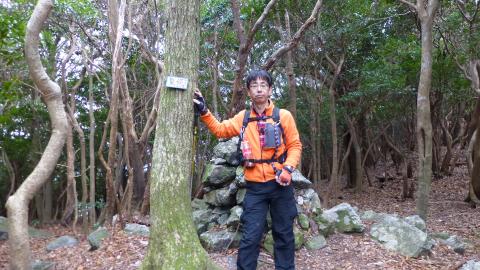 やっと鷲嶺山頂に到達。展望は全くない。