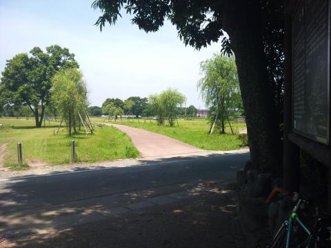 古道。この辺りはどこを掘っても遺跡に関するものがでてくるので、建築などをするときは、調査が必要だそうだ。