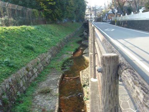 登山口まで外宮（土手の左側）の西沿いにゆるい上り坂が続いている。