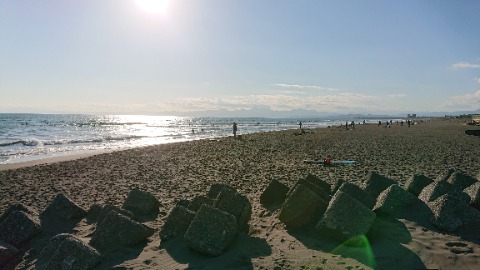 鵠沼海岸にて。残念ながら富士山は見えず。