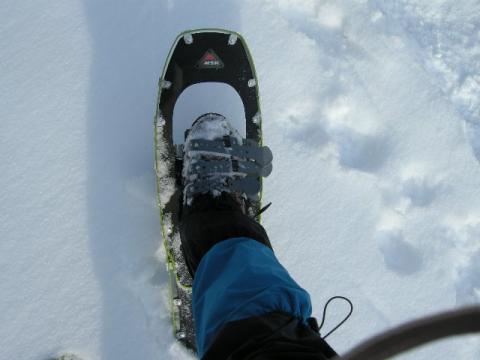 私はスノーシューを履いて雪道を歩きます。
