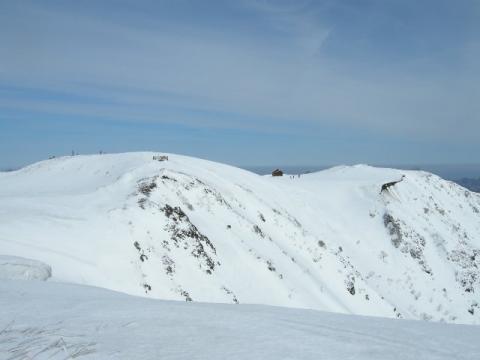 山頂周辺2：左手のこんもりした所が山頂。右下に山小屋があります。