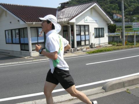 ランニング中の私
日差しが強くなったので帽子に日よけをつけて走る。