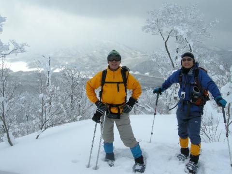 早速記念撮影。
黄色の服が私。　となりは登山仲間のK田さん。