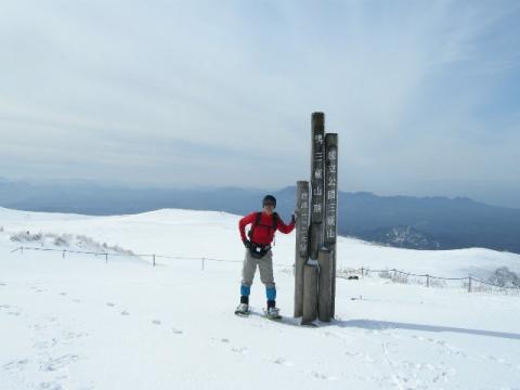 山頂にて：2時間半をかけて山頂へ到着。
空がきれいでした！！