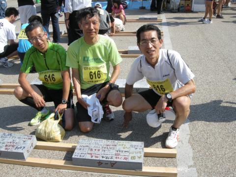 ゴール後の3人
出雲大社参道に敷く石に記念の書き込みをさせてもらった。