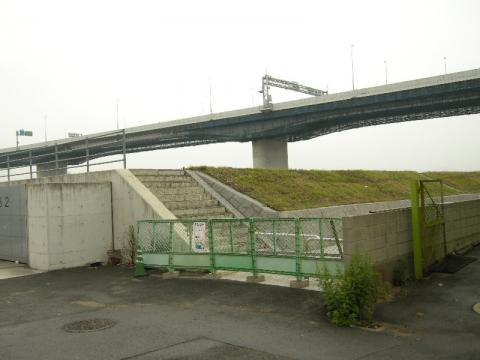 4km手前
ここから河川敷のコースへ入ります。
高架は広島高速宇品線