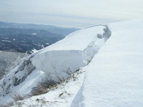 雪崩の種：今にも崩れそうな雪の塊。雪崩の種です。